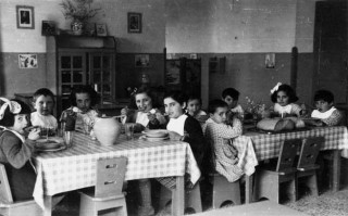 Refugee children from Genoa and Turin, welcomed to La Foce during the war.