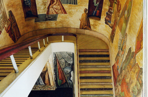 Die Wände der “Treppe des Wissens” zieren Fresken von Giò Ponti.