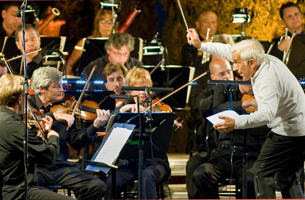 Concert in the courtyard of La Foce