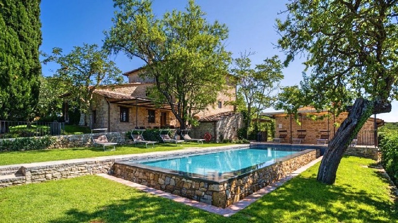 The Casa all'Erta and its fabulous infinity pool.